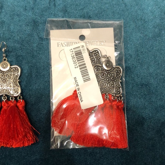 Red tassel earrings - Picture 2 of 2